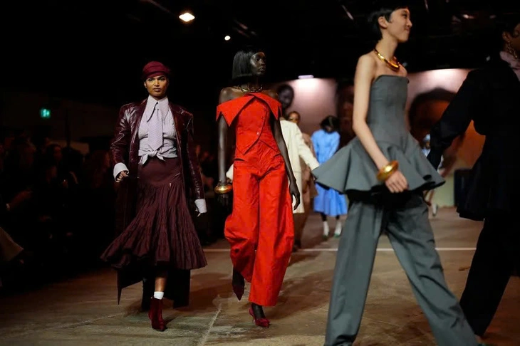 Vua Charles dự Tuần lễ thời trang London sau khi em trai bị bắt - Ảnh 7.