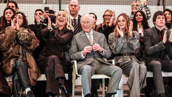 Vua Charles dự Tuần lễ thời trang London sau khi em trai bị bắt - Ảnh 3.