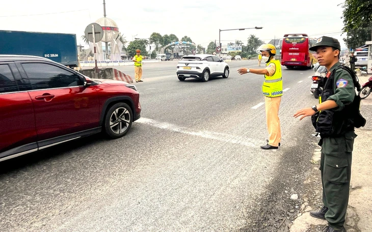 Xe khách nhồi nhét hành khách trên cao tốc, CSGT xử phạt 120 triệu đồng - Ảnh 2.