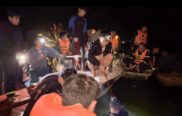 Chìm tàu khách chở 23 người trên hồ Thác Bà sau va chạm với phà chở đá, 6 người mất tích - Ảnh 2. Chìm tàu khách chở 23 người trên hồ Thác Bà sau va chạm với phà chở đá, 6 người mất tích - Ảnh 2.