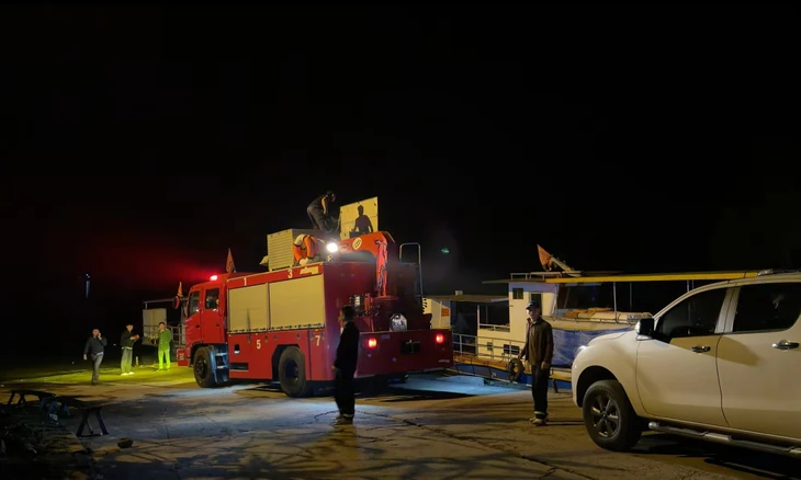 Chìm tàu khách chở 23 người trên hồ Thác Bà sau va chạm với phà chở đá, 6 người mất tích - Ảnh 1. Chìm tàu khách chở 23 người trên hồ Thác Bà sau va chạm với phà chở đá, 6 người mất tích - Ảnh 1.