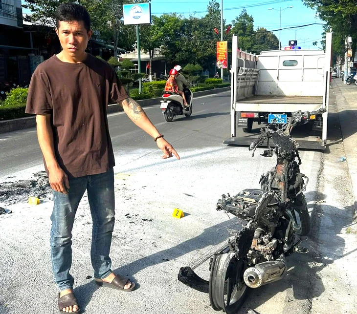Bắt tạm giam thanh niên đốt xe máy khi bị cảnh sát giao thông dừng xe kiểm tra - Ảnh 1. bắt tạm giam - Ảnh 1.