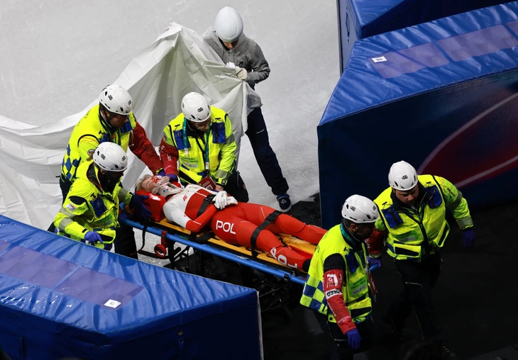 Vận động viên trượt băng người Ba Lan bị giày của đối thủ cứa vào mắt - Ảnh 1.