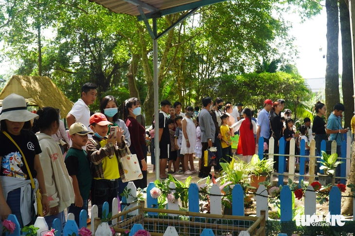 Capybara Đà Lạt đốn tim du khách tại trại rắn Đồng Tâm - Ảnh 9.