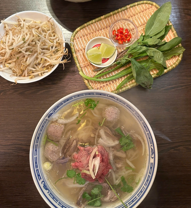 Gần gũi Tết quê nhà khi thấy tô phở giữa trời lạnh Brussels - Ảnh 4.