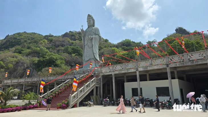 Đại cảnh 'Mã đáo thành công' hút khách du lịch đến mùng 5 - Ảnh 6.