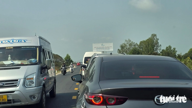 Đại cảnh 'Mã đáo thành công' hút khách du lịch đến mùng 5 - Ảnh 8.