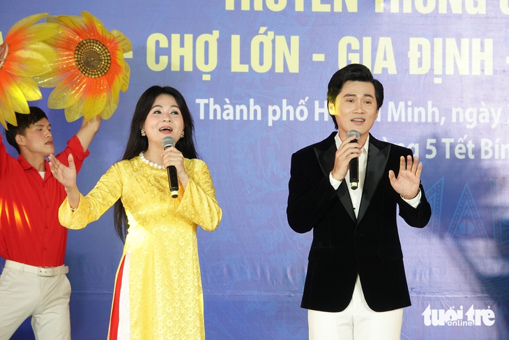 Thoại Miêu, Thanh Ngân xúc động hát trong chương trình Tiến theo cờ Đảng - Vào kỷ nguyên mới - Ảnh 2.