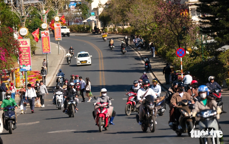 Gần 1 triệu lượt khách, doanh thu 2.000 tỉ đồng: Vì sao Đà Lạt đông mà không nghẹt? - Ảnh 2.