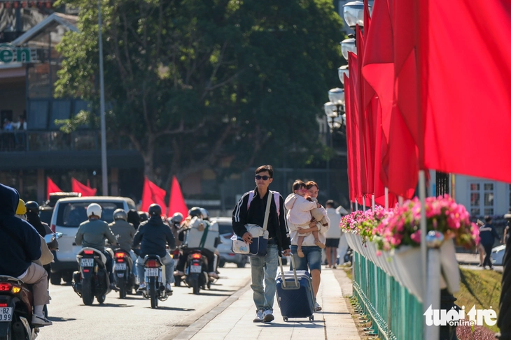 Gần 1 triệu lượt khách, doanh thu 2.000 tỉ đồng: Vì sao Đà Lạt đông mà không nghẹt? - Ảnh 3.