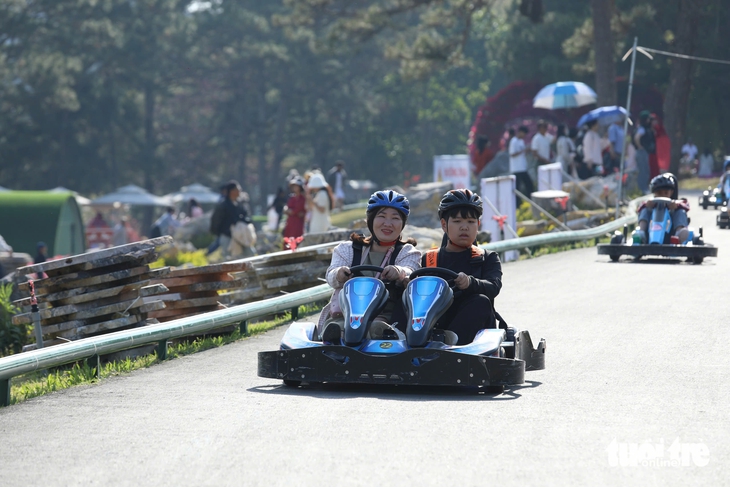 Gần 1 triệu lượt khách, doanh thu 2.000 tỉ đồng: Vì sao Đà Lạt đông mà không nghẹt? - Ảnh 4.