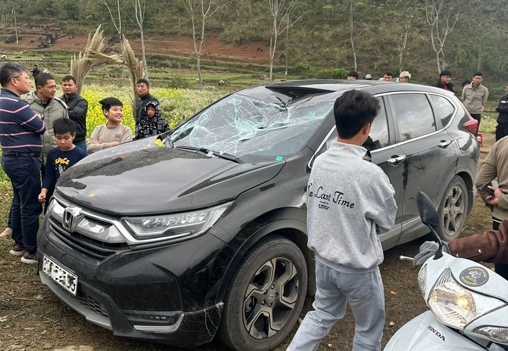 Dù lượn rơi trúng ô tô ở Hà Giang - Ảnh 2.