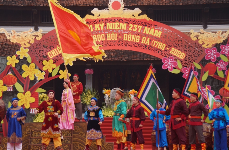 Lễ hội Gò Đống Đa tưởng nhớ công lao to lớn của vua Quang Trung - Ảnh 1. Người dân thư thả đến Lễ hội Gò Đống Đa, tưởng nhớ vua Quang Trung - Ảnh 1.