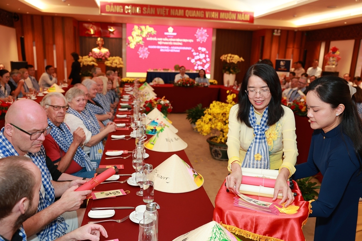 Mùng 5 Tết: Khách quốc tế đến TP.HCM bất ngờ với tiền lì xì, nhận tranh thư pháp - Ảnh 1.