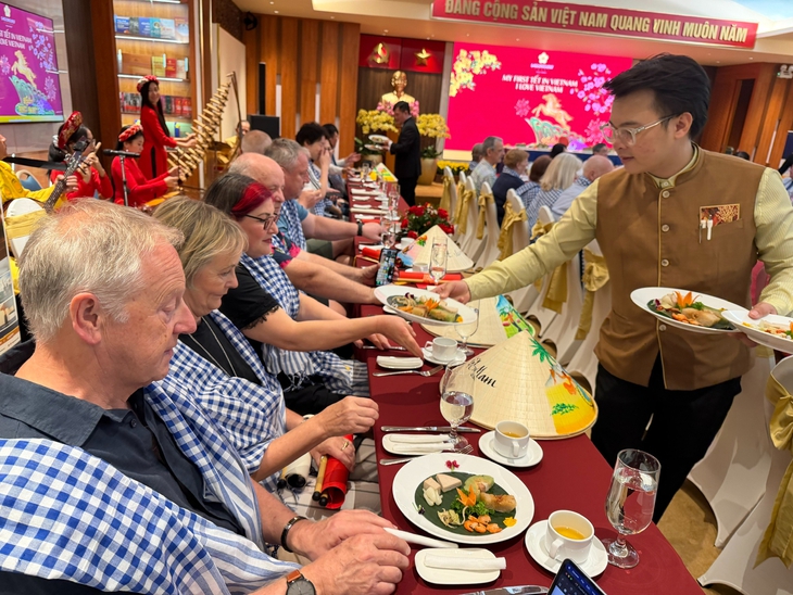 Mùng 5 Tết: Khách quốc tế đến TP.HCM bất ngờ với tiền lì xì, nhận tranh thư pháp - Ảnh 7.