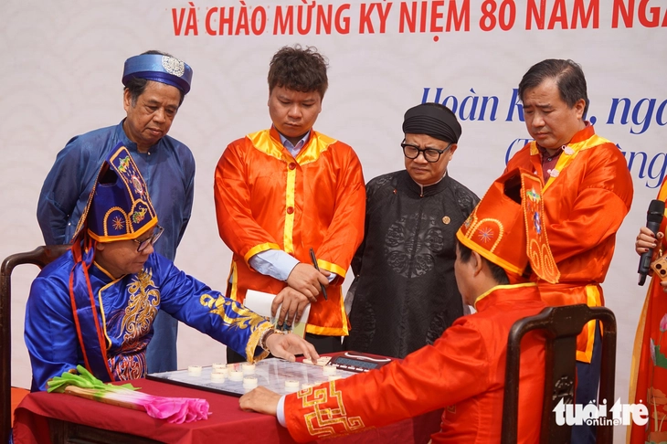 Cờ người - Ảnh 2.