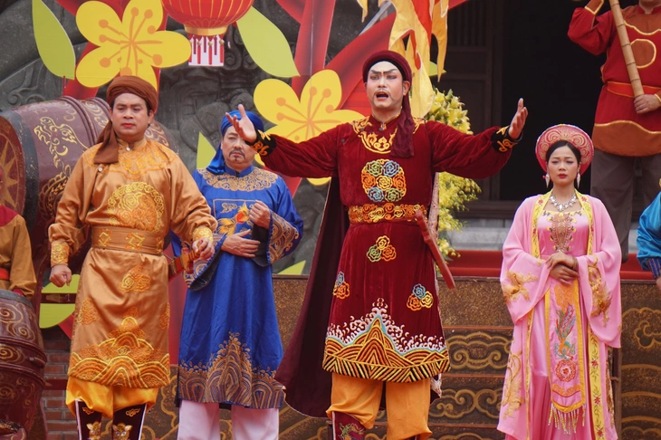 Lễ hội Gò Đống Đa tưởng nhớ công lao to lớn của vua Quang Trung - Ảnh 2. Người dân thư thả đến Lễ hội Gò Đống Đa, tưởng nhớ vua Quang Trung - Ảnh 2.