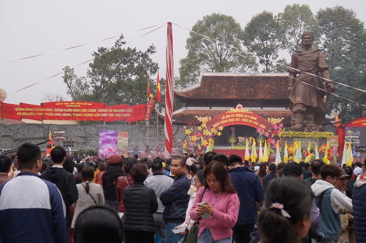 Lễ hội Gò Đống Đa tưởng nhớ công lao to lớn của vua Quang Trung - Ảnh 3. Người dân thư thả đến Lễ hội Gò Đống Đa, tưởng nhớ vua Quang Trung - Ảnh 3.