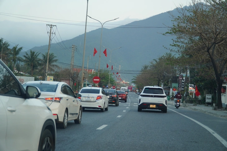 Cao tốc thi công mở rộng, xe nối đuôi thành hàng dài trên quốc lộ 1 qua miền Trung - Ảnh 3.