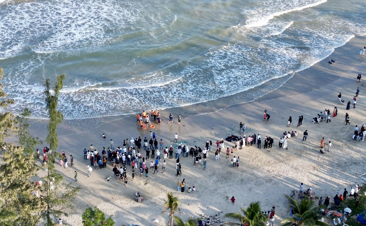 tắm biển - Ảnh 1.