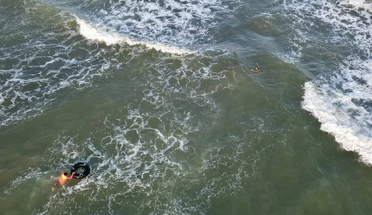 tắm biển - Ảnh 3.