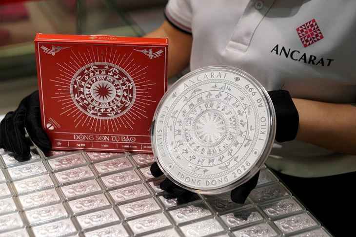 Giá vàng thế giới tăng 110 USD/ounce sau tin tức mới về thuế quan - Ảnh 2.