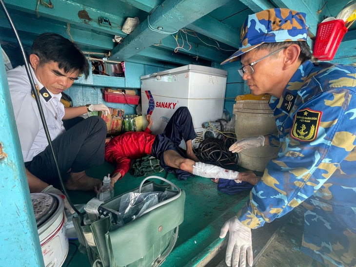 Nhà giàn DK1/10 kịp thời cấp cứu ngư dân bị thương nặng ngày mùng 6 Tết - Ảnh 2.