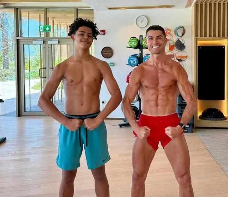Điều gì giúp con trai Ronaldo cao 1m90 ở tuổi 15? - Ảnh 1.