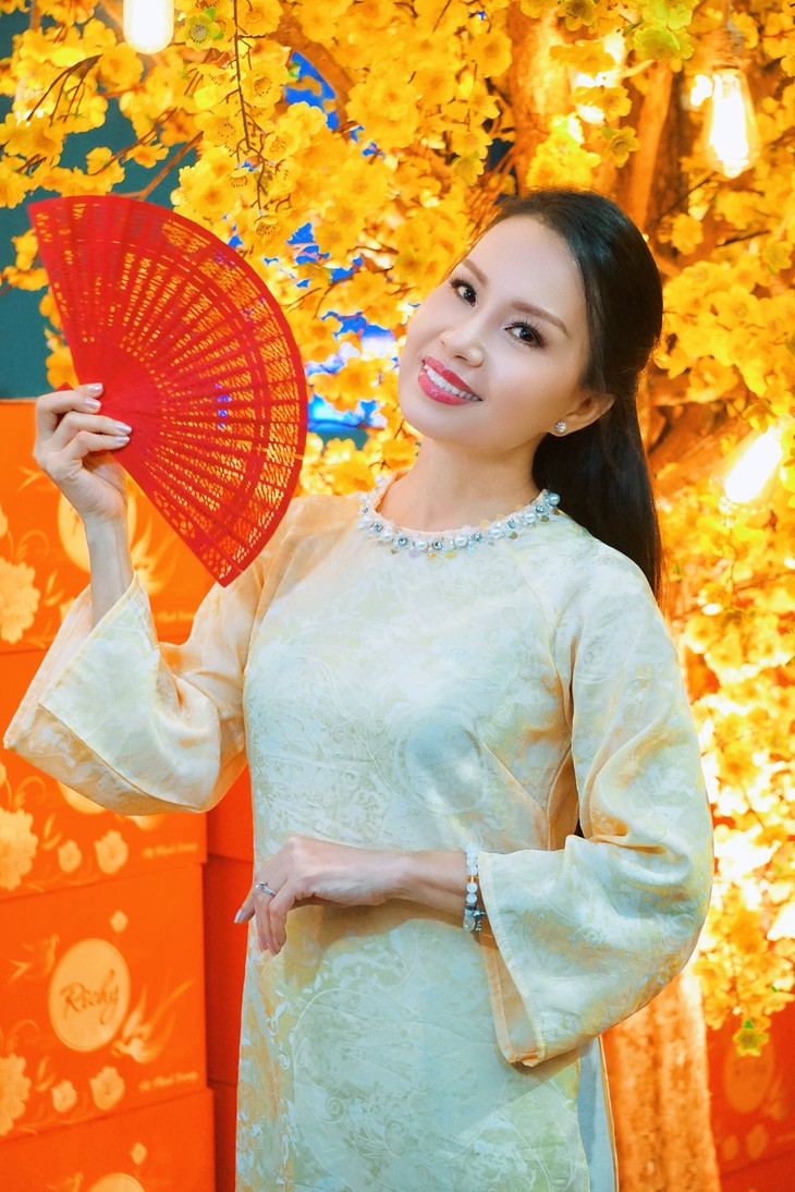 Sao Việt diện áo dài du xuân, chúc Tết: Ai ghi điểm nhất mùa Tết Bính Ngọ? - Ảnh 1. áo dài - Ảnh 1.