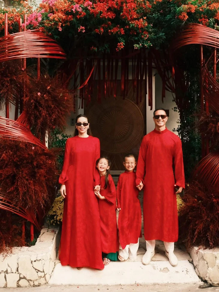 Sao Việt diện áo dài du xuân, chúc Tết: Ai ghi điểm nhất mùa Tết Bính Ngọ? - Ảnh 30. áo dài - Ảnh 30.