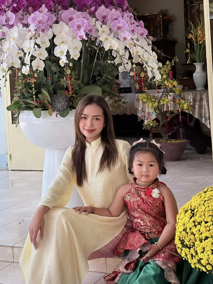 Sao Việt diện áo dài du xuân, chúc Tết: Ai ghi điểm nhất mùa Tết Bính Ngọ? - Ảnh 16. áo dài - Ảnh 16.