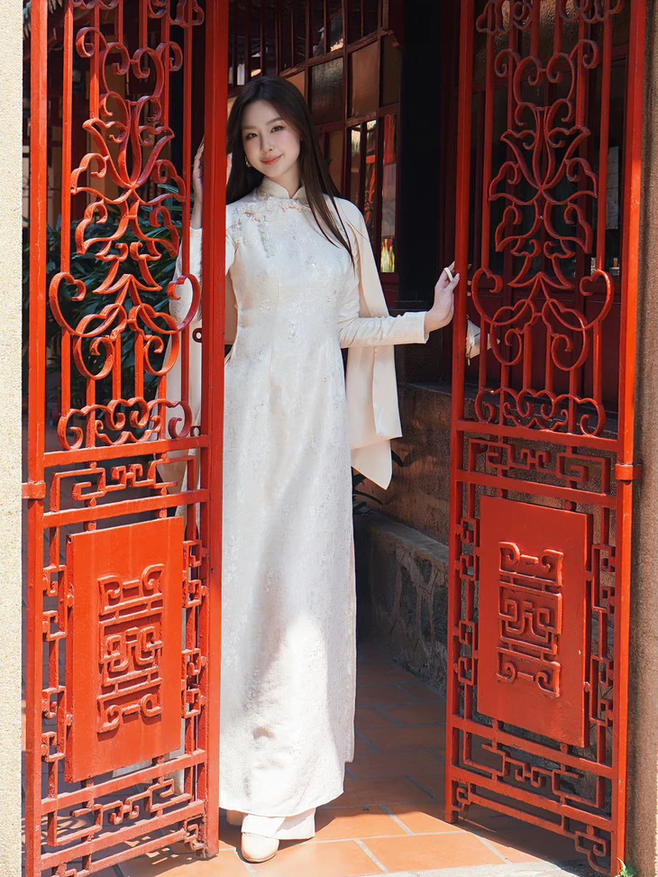 Sao Việt diện áo dài du xuân, chúc Tết: Ai ghi điểm nhất mùa Tết Bính Ngọ? - Ảnh 17. áo dài - Ảnh 17.