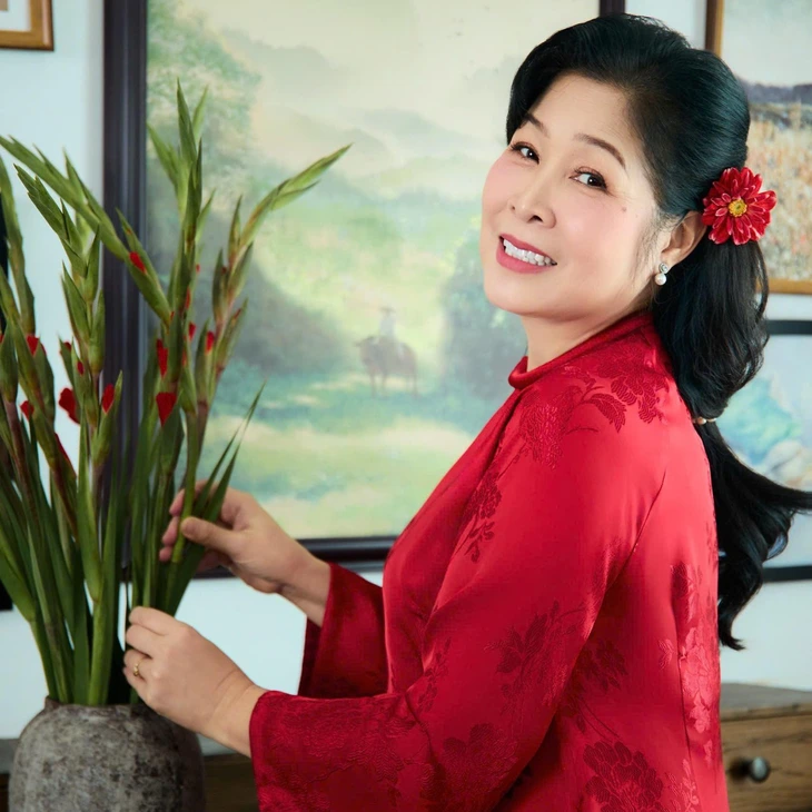 Sao Việt diện áo dài du xuân, chúc Tết: Ai ghi điểm nhất mùa Tết Bính Ngọ? - Ảnh 26. Sao Việt nào ghi điểm nhất mùa Tết Bính Ngọ với áo dài du xuân? - Ảnh 26.