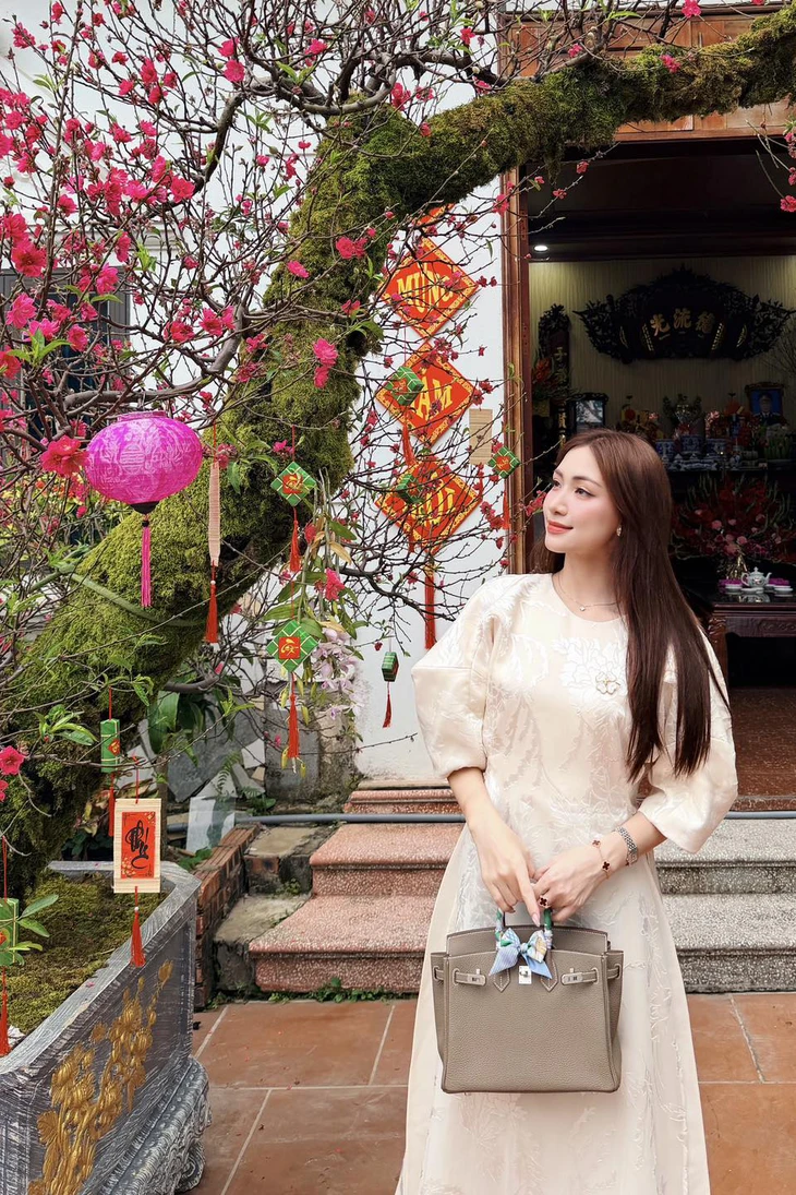 Sao Việt diện áo dài du xuân, chúc Tết: Ai ghi điểm nhất mùa Tết Bính Ngọ? - Ảnh 4. áo dài - Ảnh 4.