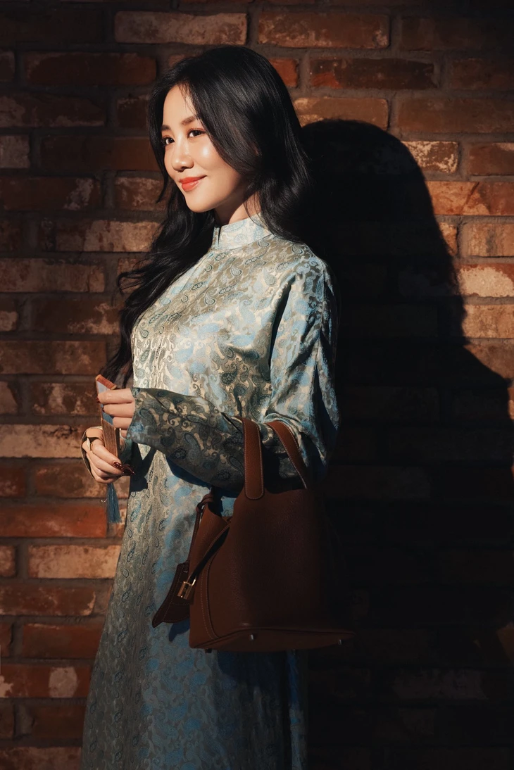 Sao Việt diện áo dài du xuân, chúc Tết: Ai ghi điểm nhất mùa Tết Bính Ngọ? - Ảnh 34. áo dài - Ảnh 34.