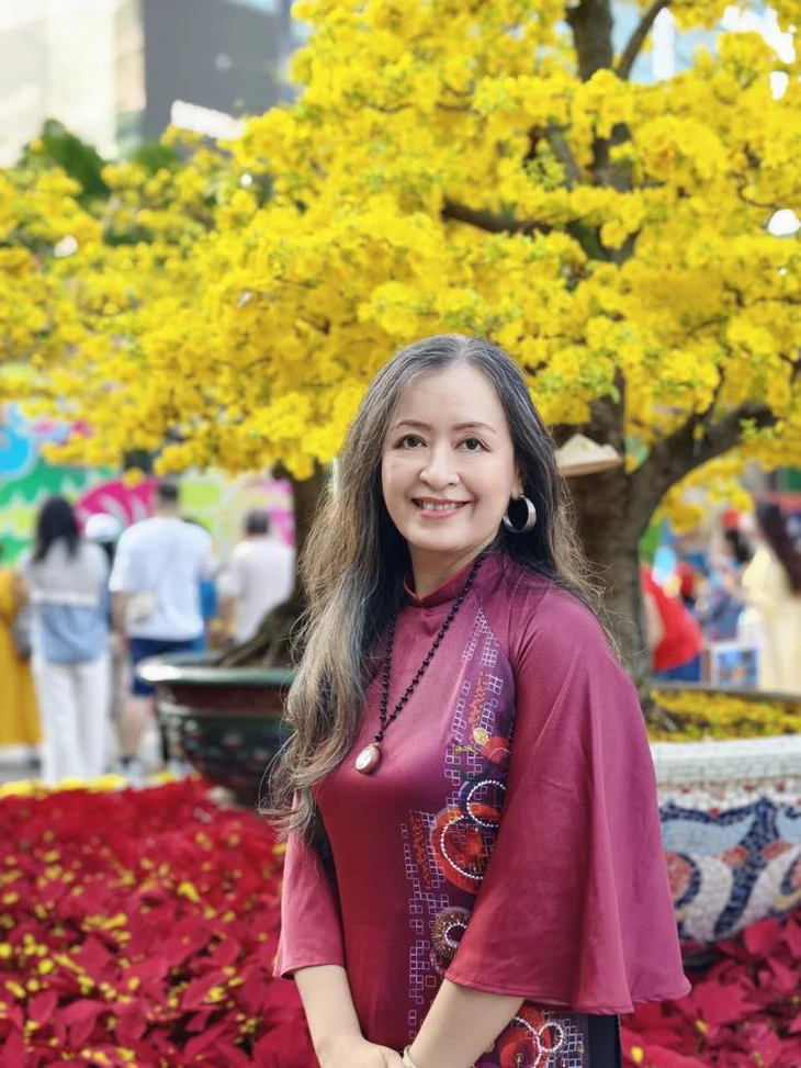 Sao Việt diện áo dài du xuân, chúc Tết: Ai ghi điểm nhất mùa Tết Bính Ngọ? - Ảnh 28. Sao Việt nào ghi điểm nhất mùa Tết Bính Ngọ với áo dài du xuân? - Ảnh 28.