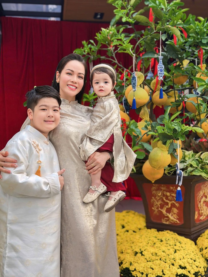 Sao Việt diện áo dài du xuân, chúc Tết: Ai ghi điểm nhất mùa Tết Bính Ngọ? - Ảnh 5. áo dài - Ảnh 5.