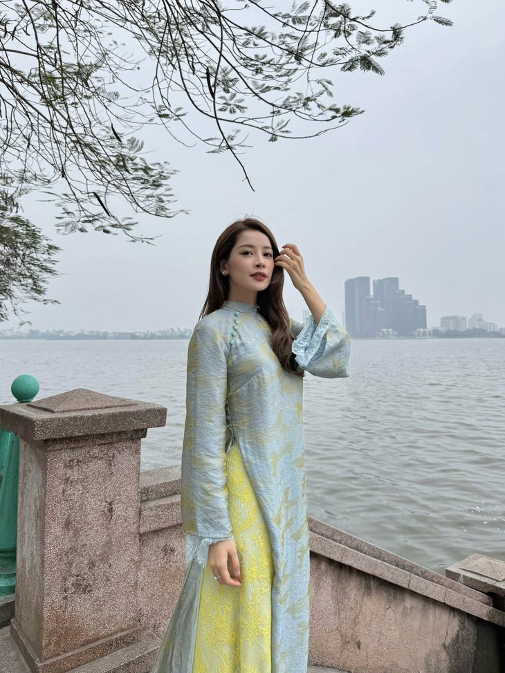 Sao Việt diện áo dài du xuân, chúc Tết: Ai ghi điểm nhất mùa Tết Bính Ngọ? - Ảnh 10. áo dài - Ảnh 10.