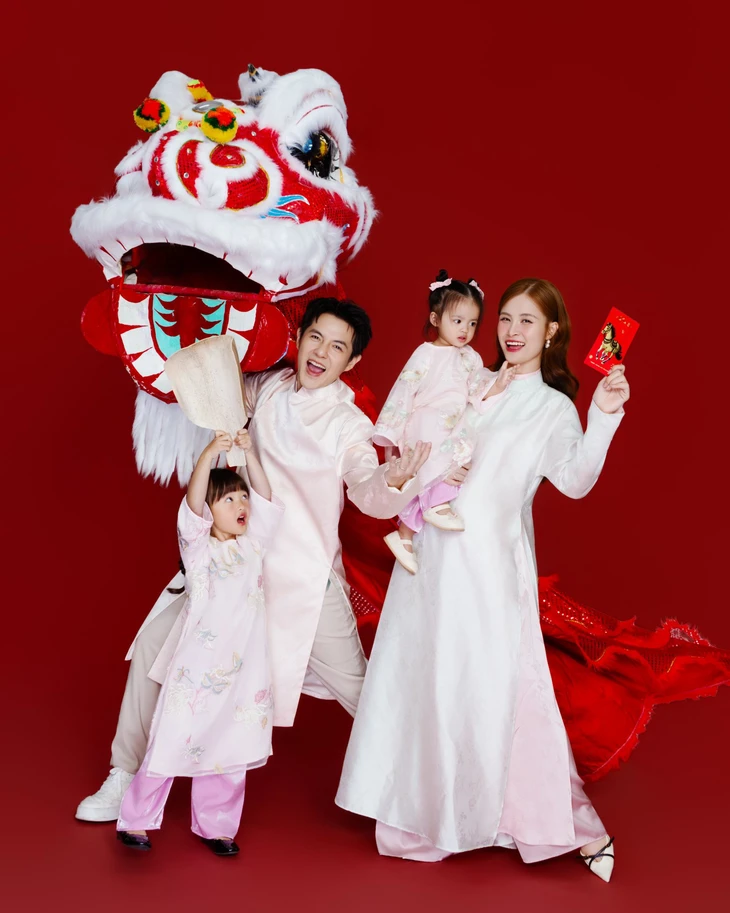 Sao Việt diện áo dài du xuân, chúc Tết: Ai ghi điểm nhất mùa Tết Bính Ngọ? - Ảnh 33. áo dài - Ảnh 33.