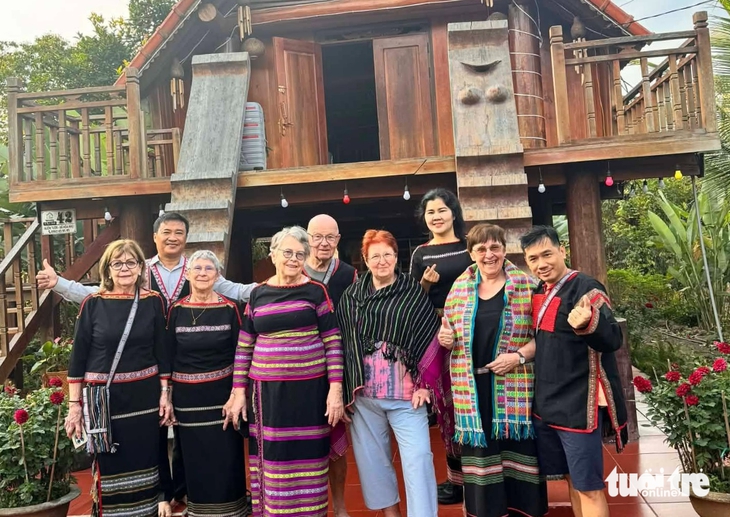 Khách Tây check-in buôn cổ, lên máy cày đi làm rẫy - Ảnh 6.