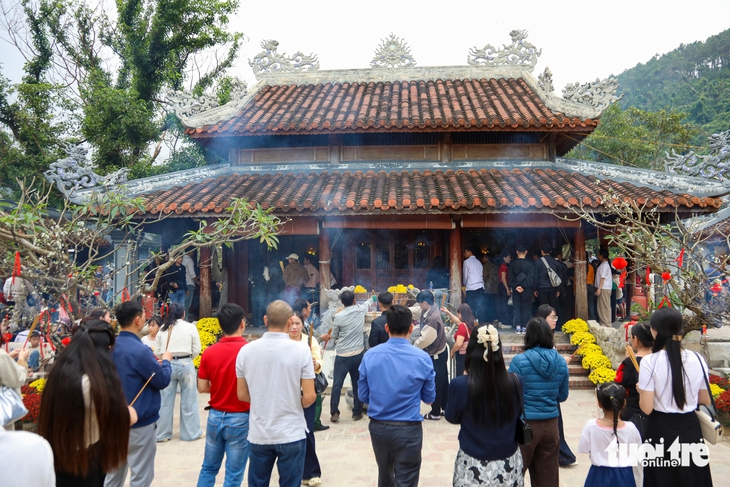 Mùng 6 Tết, hàng ngàn người dân đến chiêm bái ngôi đền thiêng dưới chân đèo Ngang - Ảnh 1.