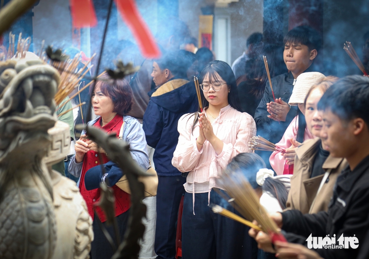 Mùng 6 Tết, hàng ngàn người dân đến chiêm bái ngôi đền thiêng dưới chân đèo Ngang - Ảnh 2.