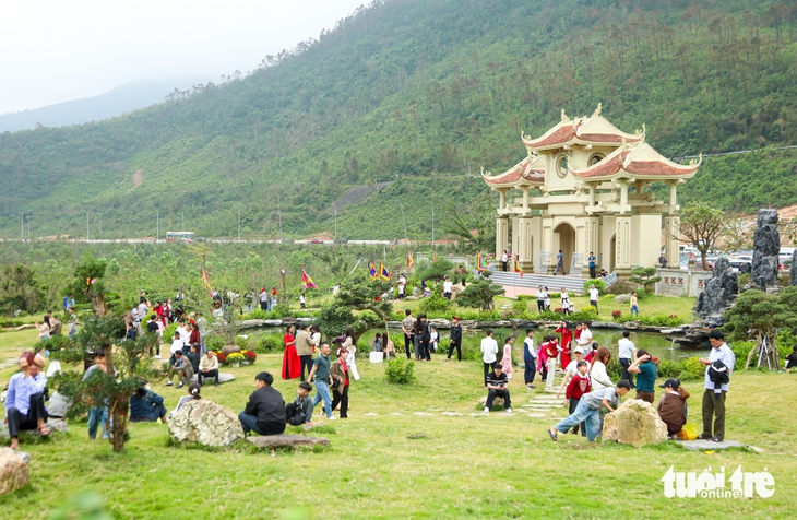 Mùng 6 Tết, hàng ngàn người dân đến chiêm bái ngôi đền thiêng dưới chân đèo Ngang - Ảnh 4.