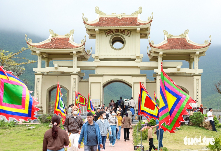 Mùng 6 Tết, hàng ngàn người dân đến chiêm bái ngôi đền thiêng dưới chân đèo Ngang - Ảnh 6.