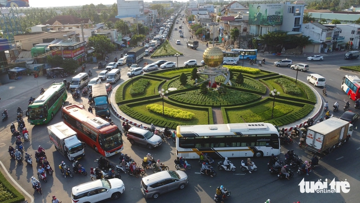 Hàng triệu người trở lại TP.HCM, nhiều điểm ùn ứ nặng tại Đồng Tháp - Ảnh 1.