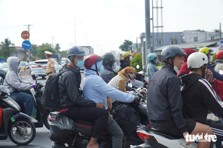Hàng triệu người trở lại TP.HCM, nhiều điểm ùn ứ nặng tại Đồng Tháp - Ảnh 8.