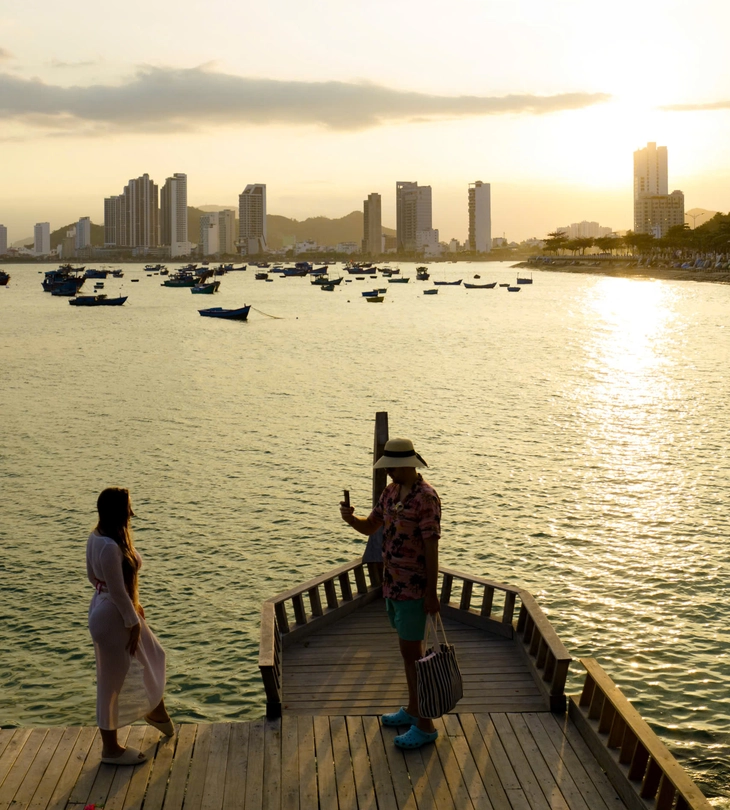 Hoàng hôn 'tỉ đô' ở Nha Trang thu hút du khách đầu năm - Ảnh 2.