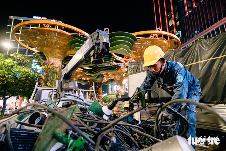 Tạm biệt Đường hoa Tết Bính Ngọ 2026, công tác thu dọn triển khai xuyên đêm - Ảnh 7. Chia tay Đường hoa Tết Bính Ngọ 2026 ở phường Sài Gòn - Ảnh 8.