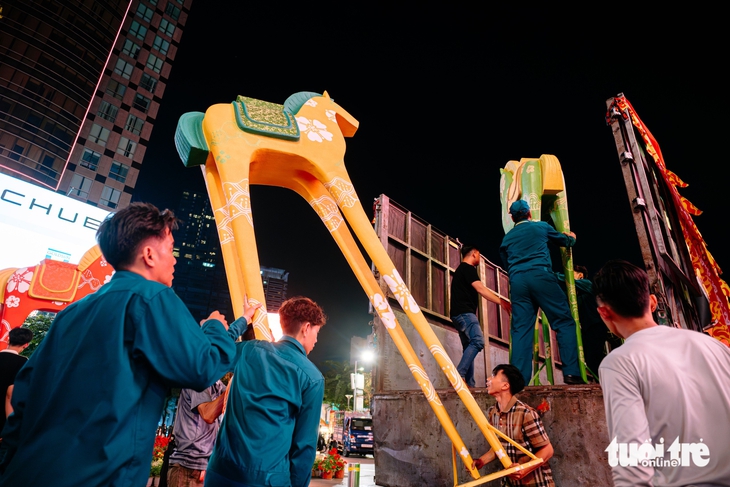 Tạm biệt Đường hoa Tết Bính Ngọ 2026, công tác thu dọn triển khai xuyên đêm - Ảnh 11. Đường hoa - Ảnh 11.