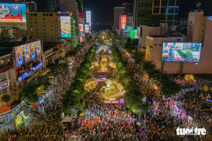 Tạm biệt Đường hoa Tết Bính Ngọ 2026, công tác thu dọn triển khai xuyên đêm - Ảnh 15. Tạm biệt Đường hoa Tết Bính Ngọ 2026, công tác thu dọn triển khai xuyên đêm - Ảnh 15.